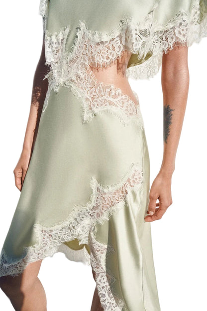 Koriora | Inaya Robe Longue Satinée Vert Sauge avec Dentelle – Robe Élégante Femme
