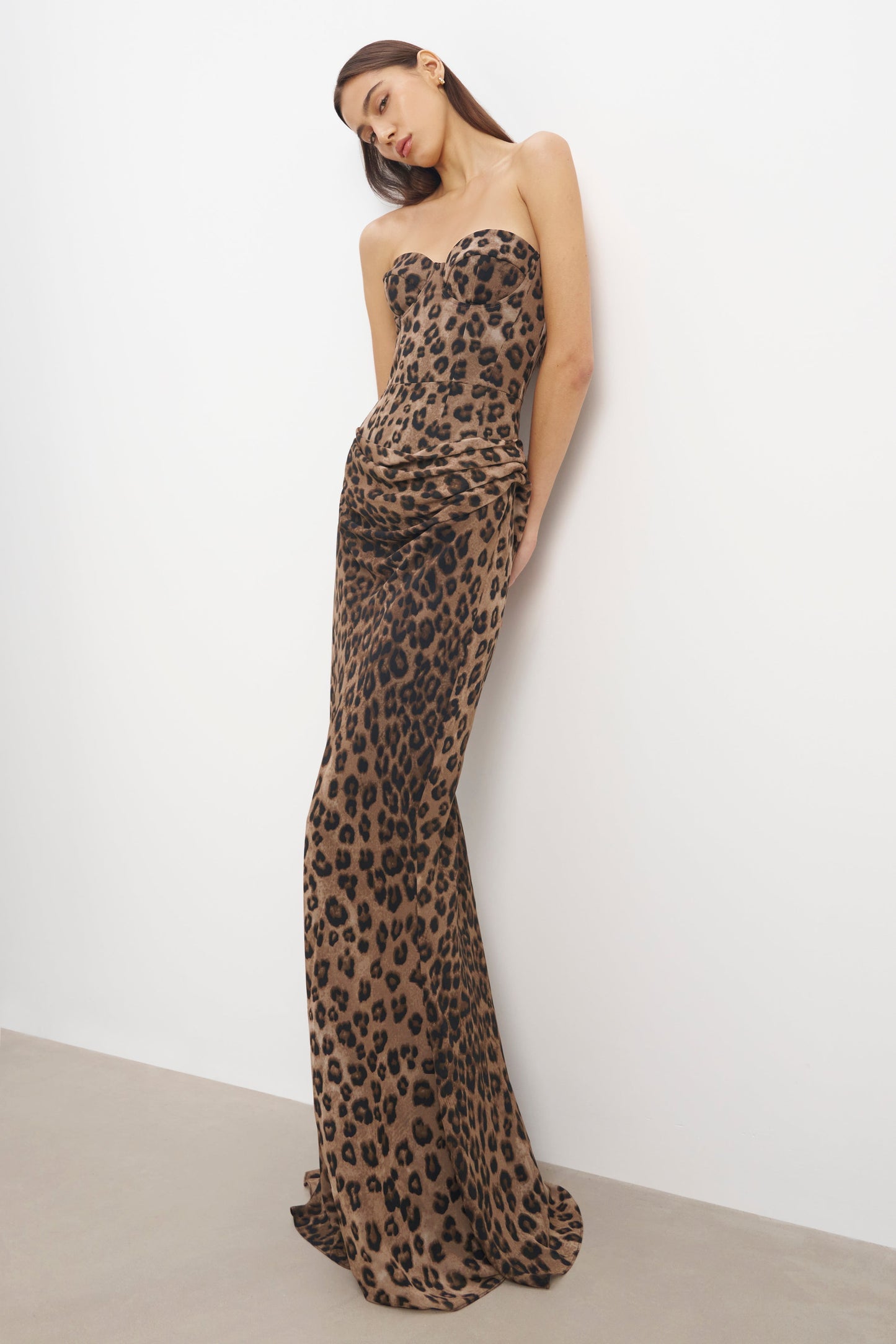 Koriora | Robe Maxi Léopard Chemaine — Corset Sculptant & Drapé Sweetheart