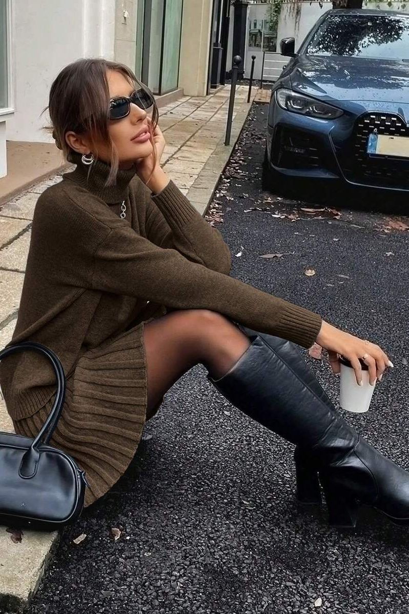Koriora | Ensemble 2 Pièces Emily Chocolat — Col Roulé Oversize & Jupe Plissée Automne