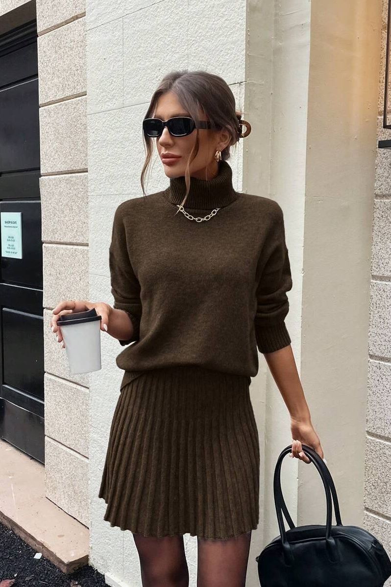 Koriora | Ensemble 2 Pièces Emily Chocolat — Col Roulé Oversize & Jupe Plissée Automne
