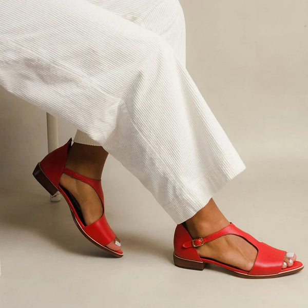 Koriora | Sandales Plates Rouge Albertine — Brides Ajustables & Éclat Estival Assumé