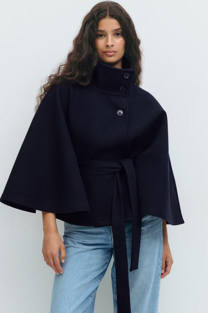 Koriora | Cape Loreza — Cape Femme Élégante & Manteau Mi-Saison Chic Intemporel