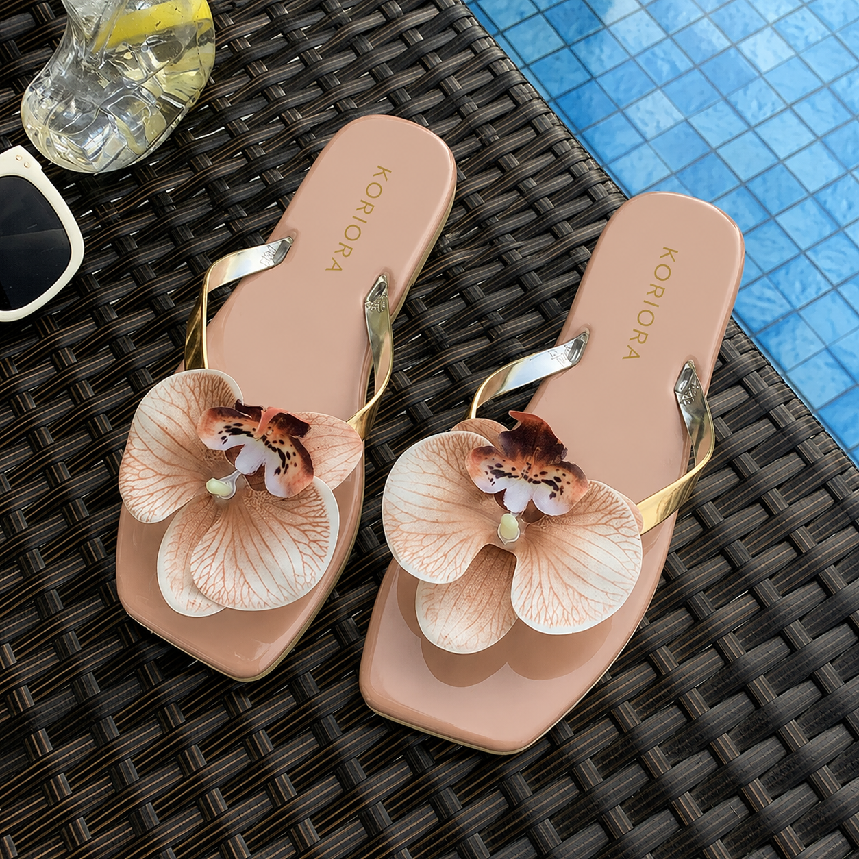 Koriora Sandales Fleur Femme - Tongs Plates Élégantes avec Orchidée 3D et Brides Dorées pour Été