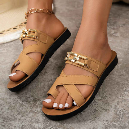 Koriora | Sandales Plates Brides Croisées Camille — Détails Dorés & Chic Camel