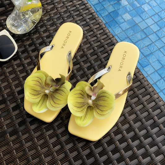 Koriora Sandales Fleur Femme - Tongs Plates Élégantes avec Orchidée 3D et Brides Dorées pour Été