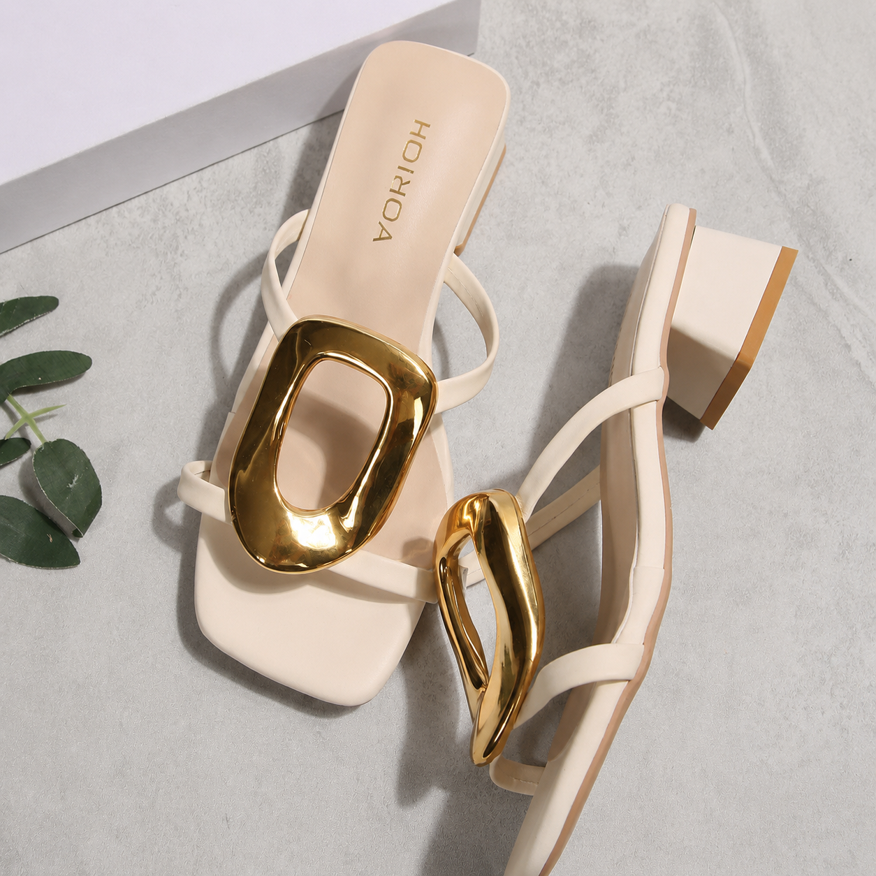 Koriora Mules à Talon Femme Élégantes - Sandalesc Beige à Bride Fine avec Boucle Dorée Oversize et Talon Bloc Confort