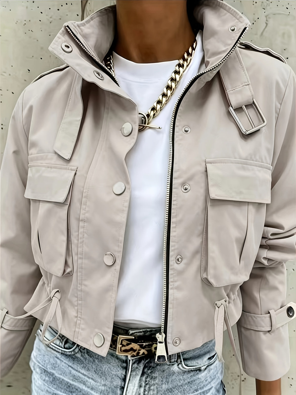 Veste Femme Courte Style Cargo – Col Montant, Poches & Taille Ajustable