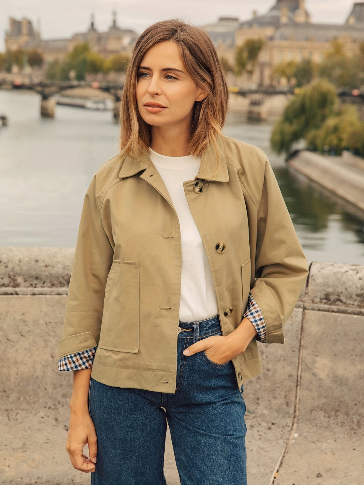 Veste Femme Courte Beige à Boutons Col Chemise & Poches Plaquées