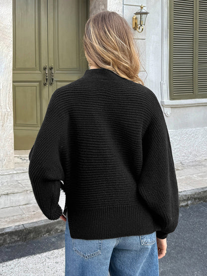 Pull Femme Noir & Blanc Motif Géométrique – Col Montant & Coupe Ample