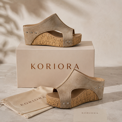 Koriora | Mules Compensées Femme Maya — Semelle Liège & Détails Rivetés Élégants