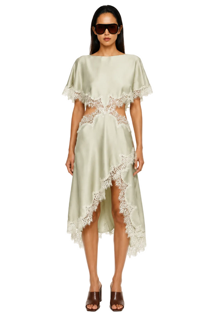 Koriora | Inaya Robe Longue Satinée Vert Sauge avec Dentelle – Robe Élégante Femme