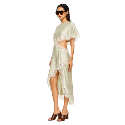 Koriora | Inaya Robe Longue Satinée Vert Sauge avec Dentelle – Robe Élégante Femme