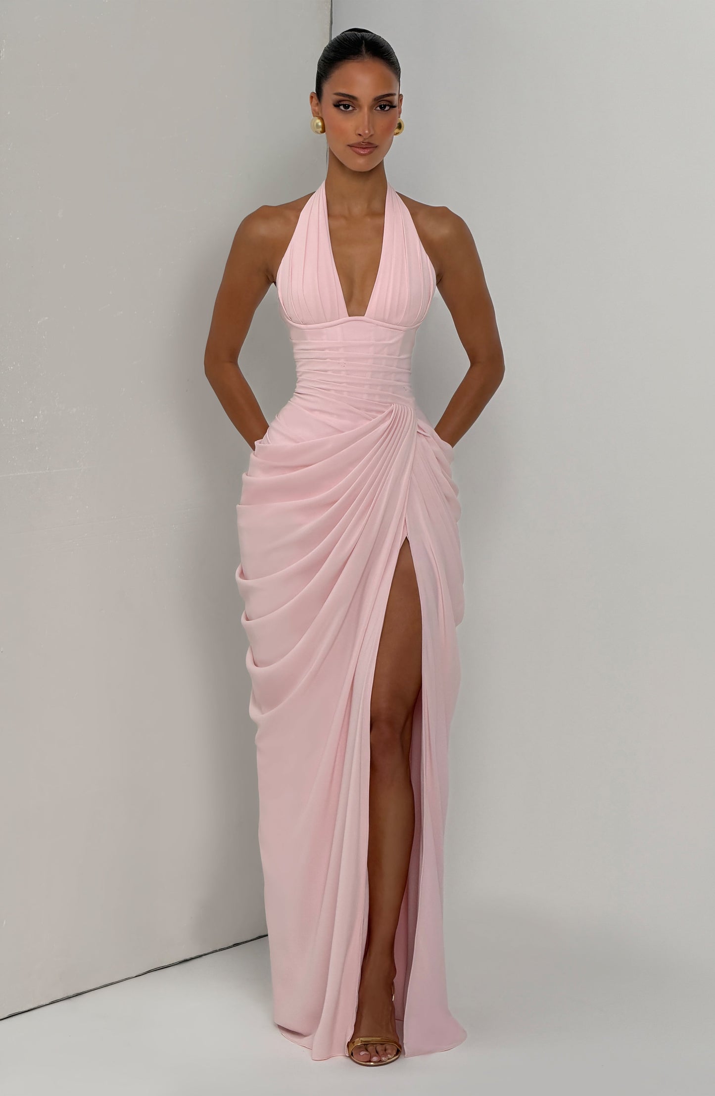 Koriora | Robe Maxi Bustier Linde — Halter Profond & Drapé Asymétrique