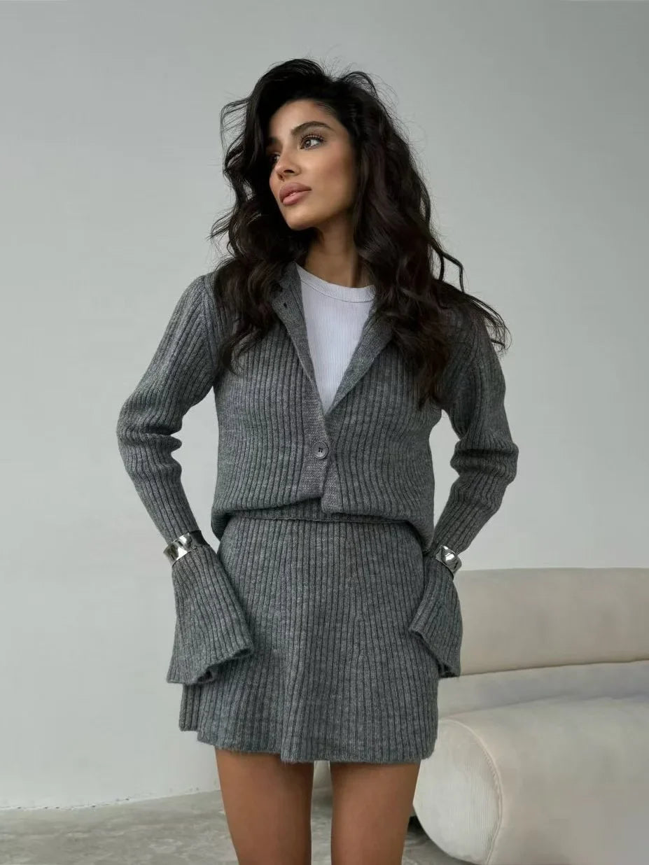 Koriora | Ensemble Knit Lorvien – Ensemble Femme 2 Pièces Maille | Cardigan Boutonné & Mini Jupe Élégante