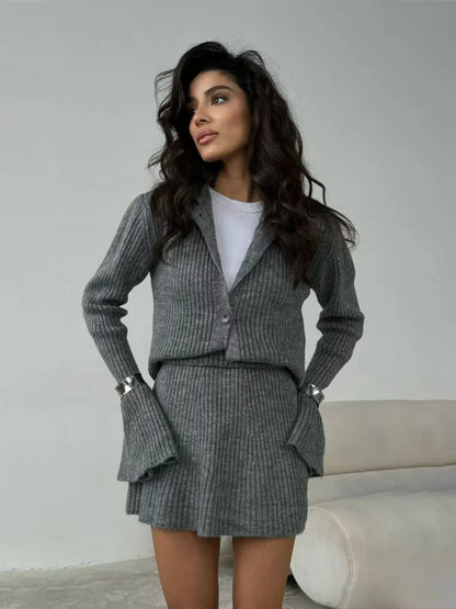 Koriora | Ensemble Knit Lorvien – Ensemble Femme 2 Pièces Maille | Cardigan Boutonné & Mini Jupe Élégante