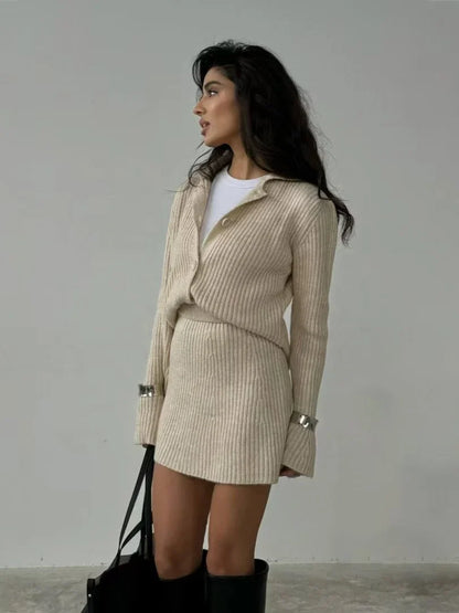Koriora | Ensemble Knit Lorvien – Ensemble Femme 2 Pièces Maille | Cardigan Boutonné & Mini Jupe Élégante