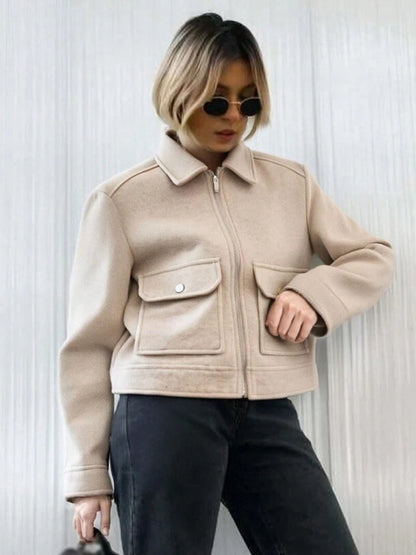 Veste Courte Femme Beige à Zip – Col Chemise & Poches Plaquées