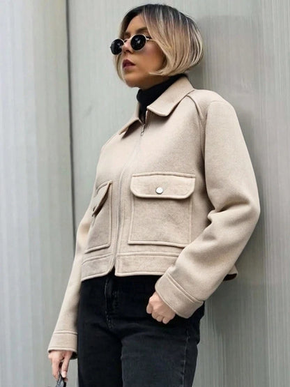 Veste Courte Femme Beige à Zip – Col Chemise & Poches Plaquées