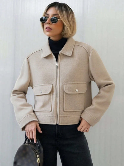 Veste Courte Femme Beige à Zip – Col Chemise & Poches Plaquées