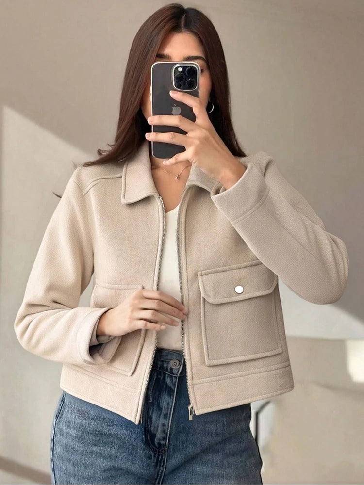 Veste Courte Femme Beige à Zip – Col Chemise & Poches Plaquées