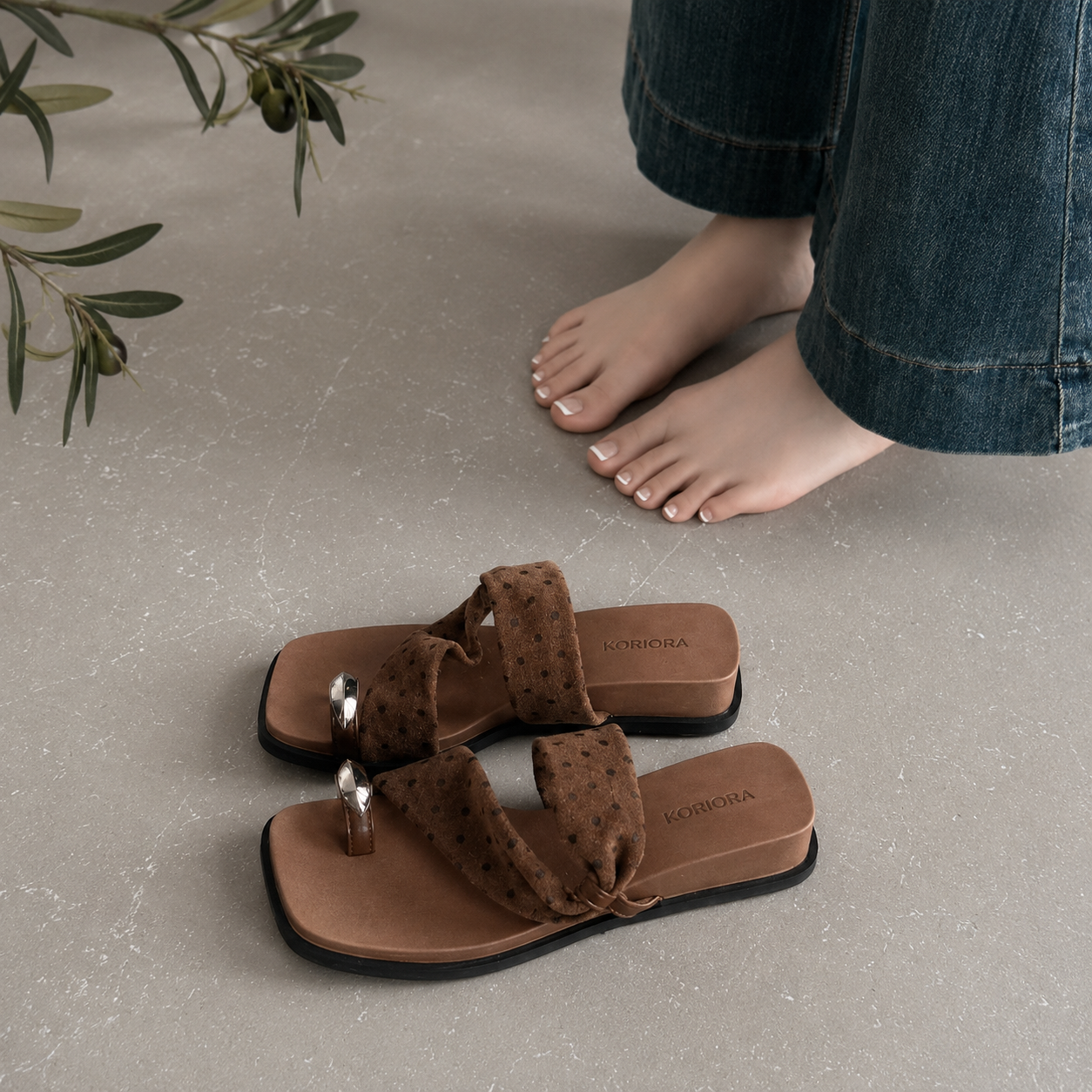 Koriora | Sandales Plates Femme Bohème Entredoigt Été — Tissu Détail Métallique