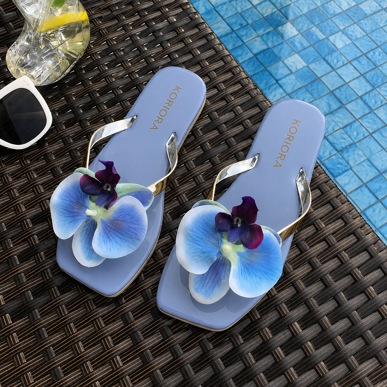 Koriora Sandales Fleur Femme - Tongs Plates Élégantes avec Orchidée 3D et Brides Dorées pour Été