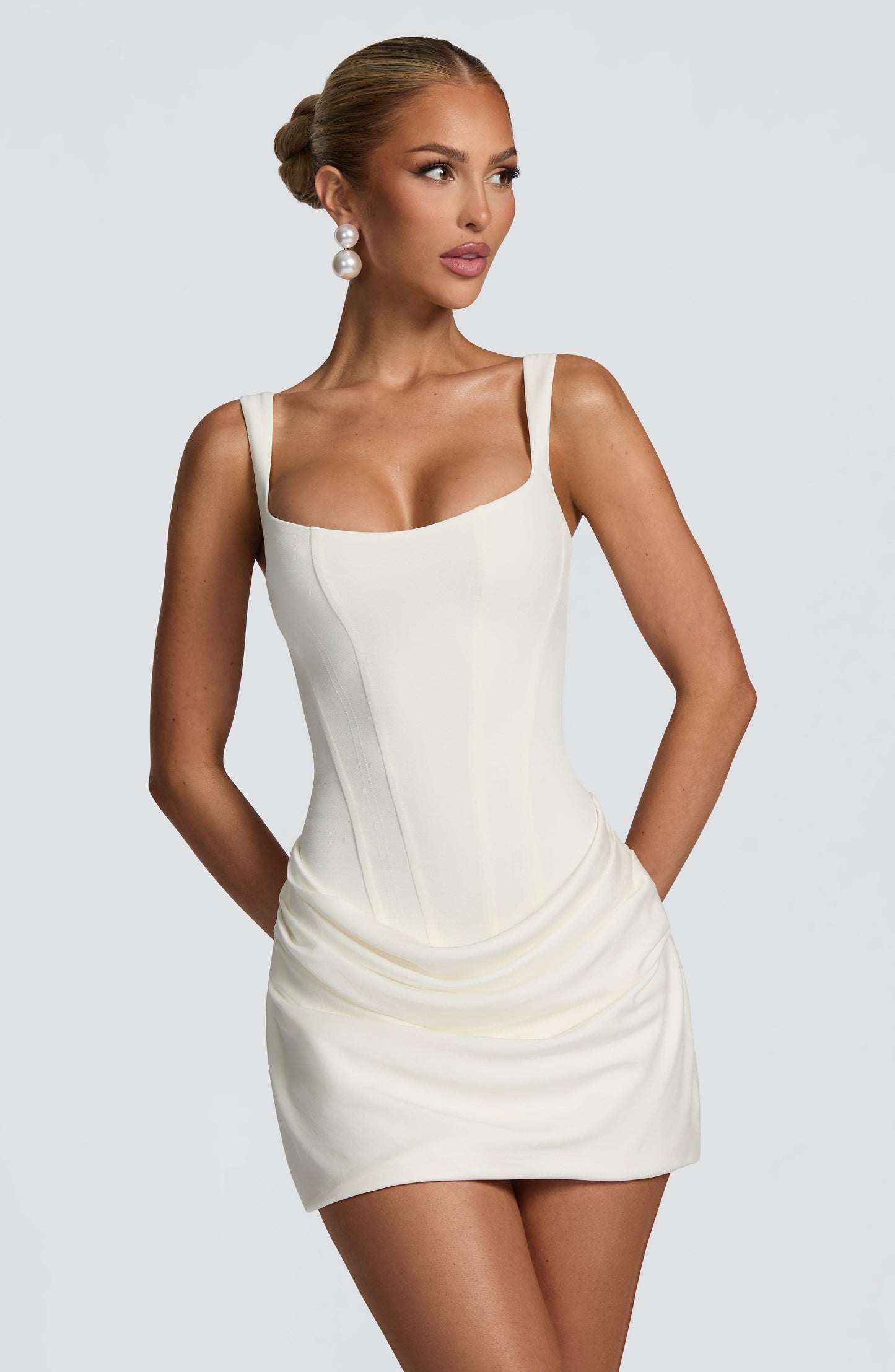 Koriora | Robe Mini Bodycon Indy — Col Carré & Coupe Sculptante