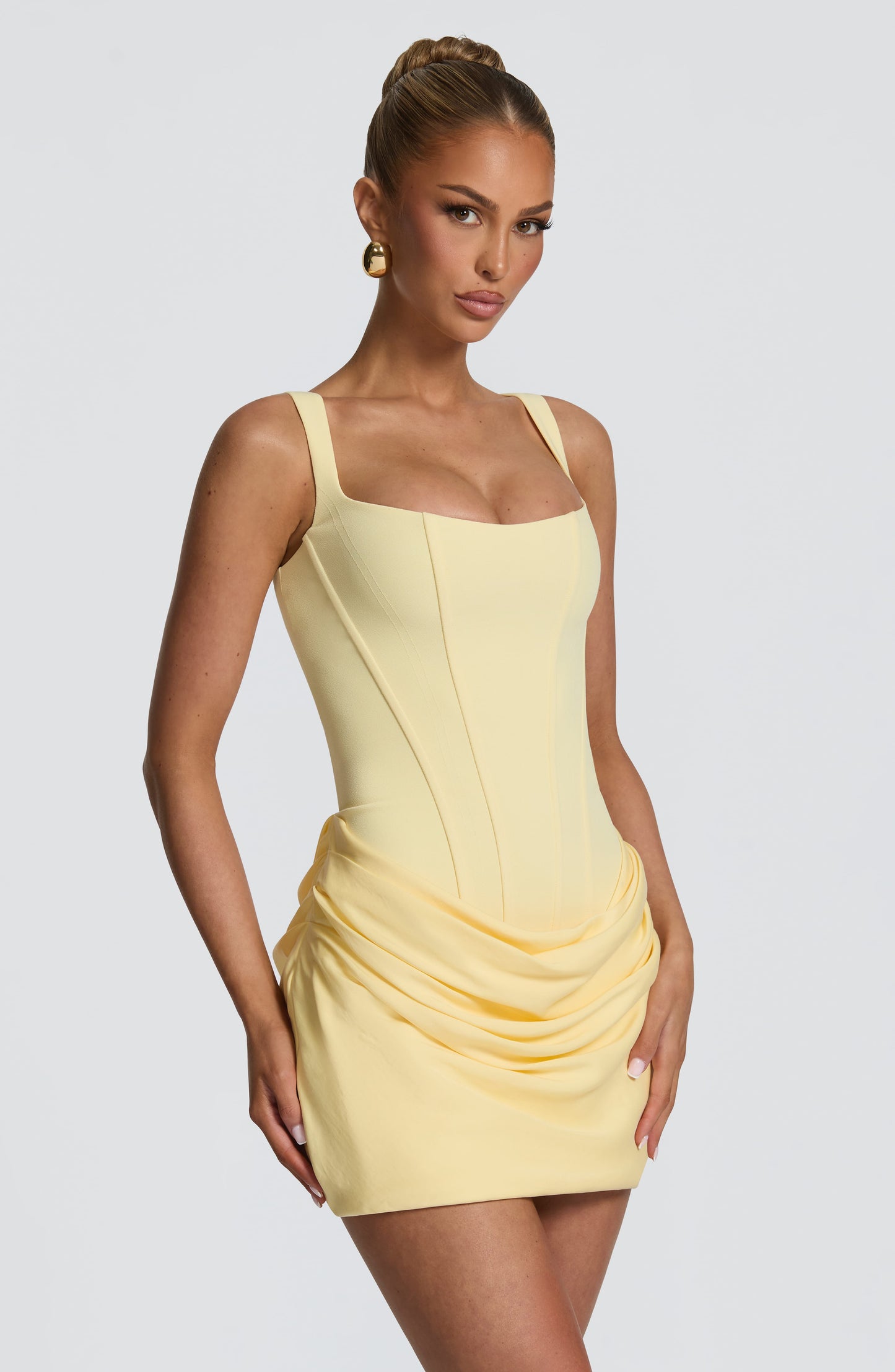 Koriora | Robe Mini Bodycon Indy — Col Carré & Coupe Sculptante