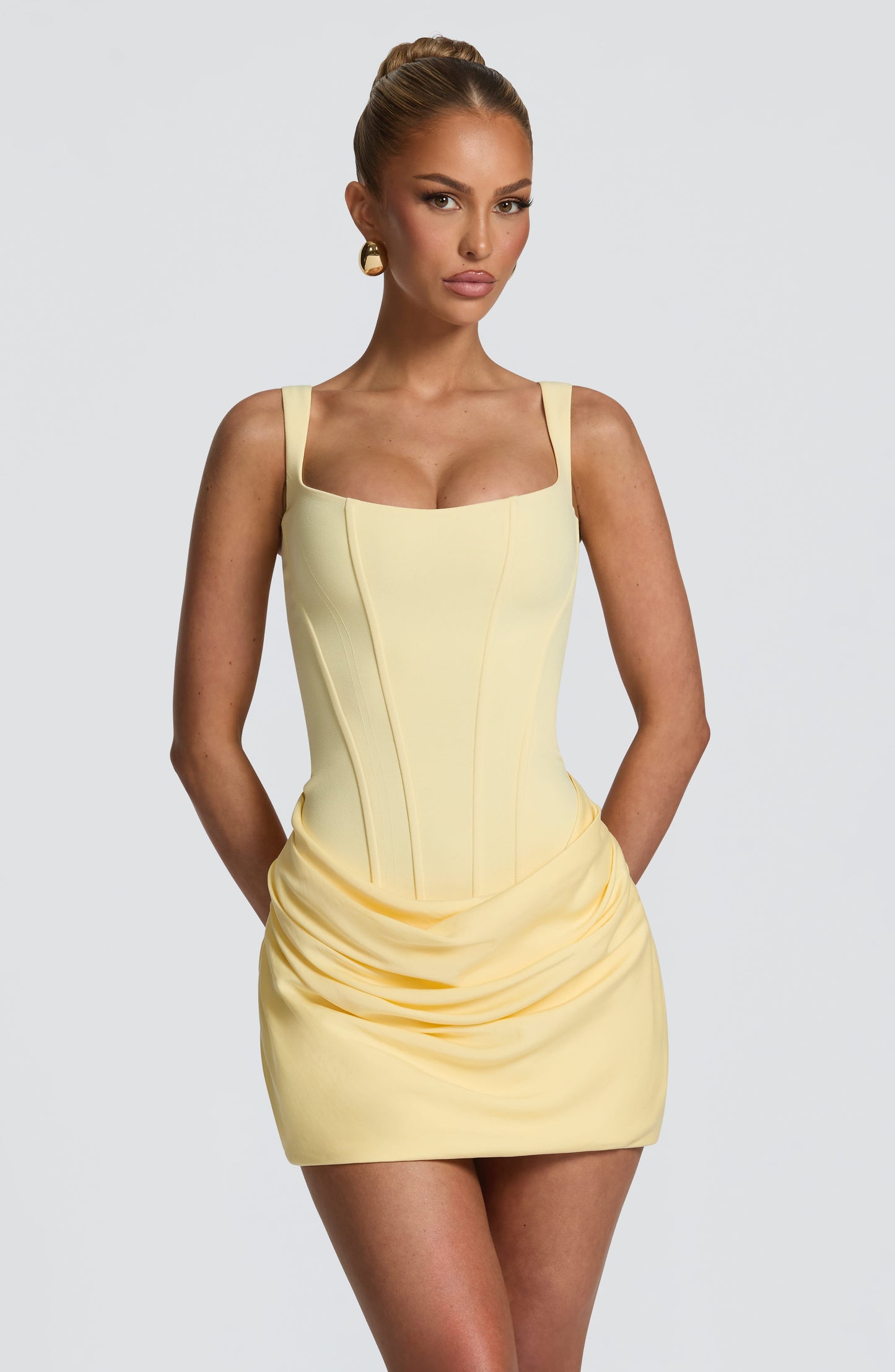 Koriora | Robe Mini Bodycon Indy — Col Carré & Coupe Sculptante