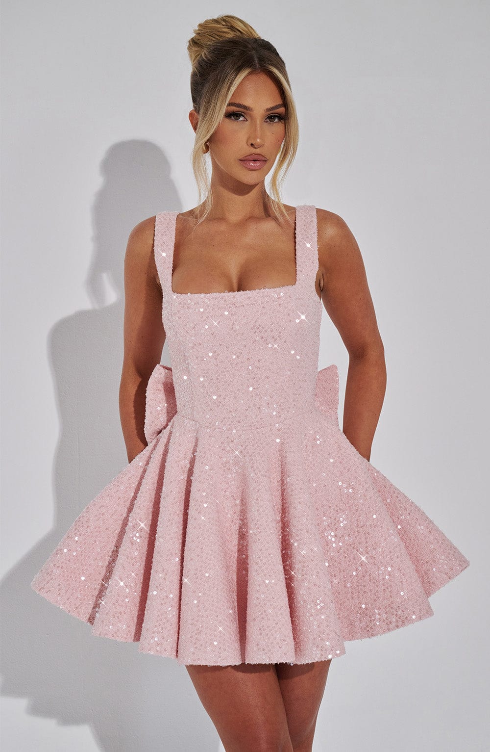 Koriora | Robe Mini Blanche Pailletée à Nœud Élégante Dorothy