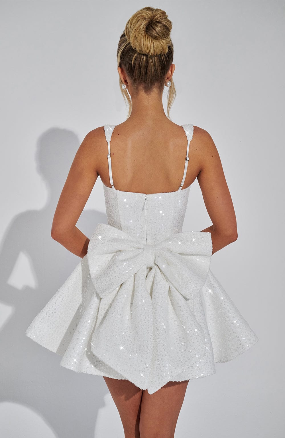 Koriora | Robe Mini Blanche Pailletée à Nœud Élégante Dorothy