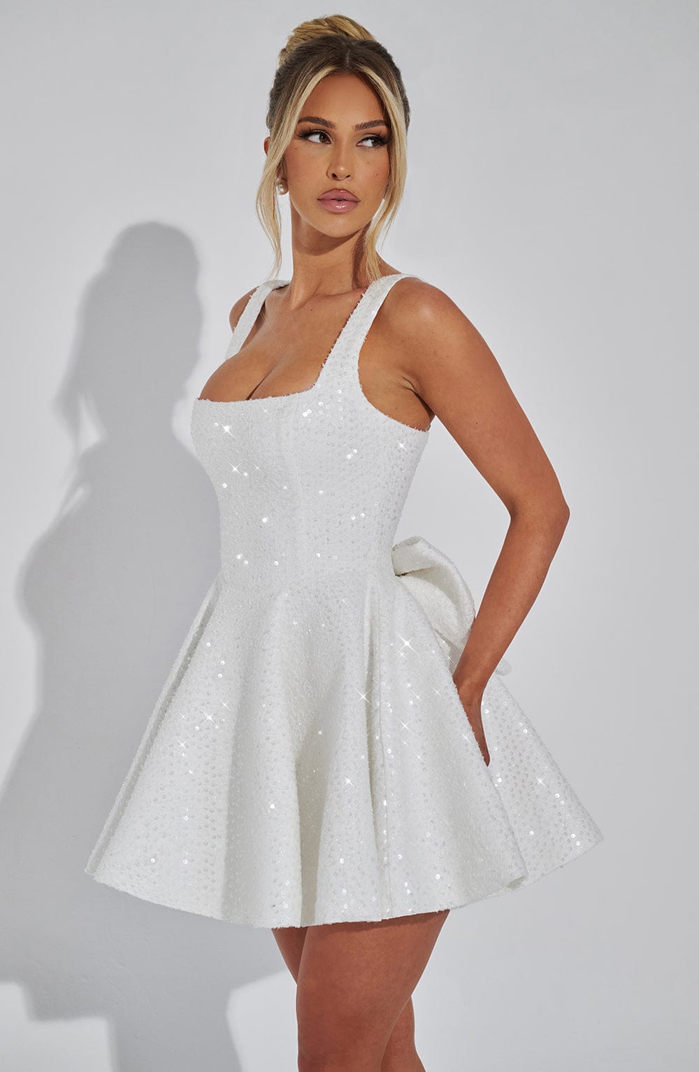 Koriora | Robe Mini Blanche Pailletée à Nœud Élégante Dorothy