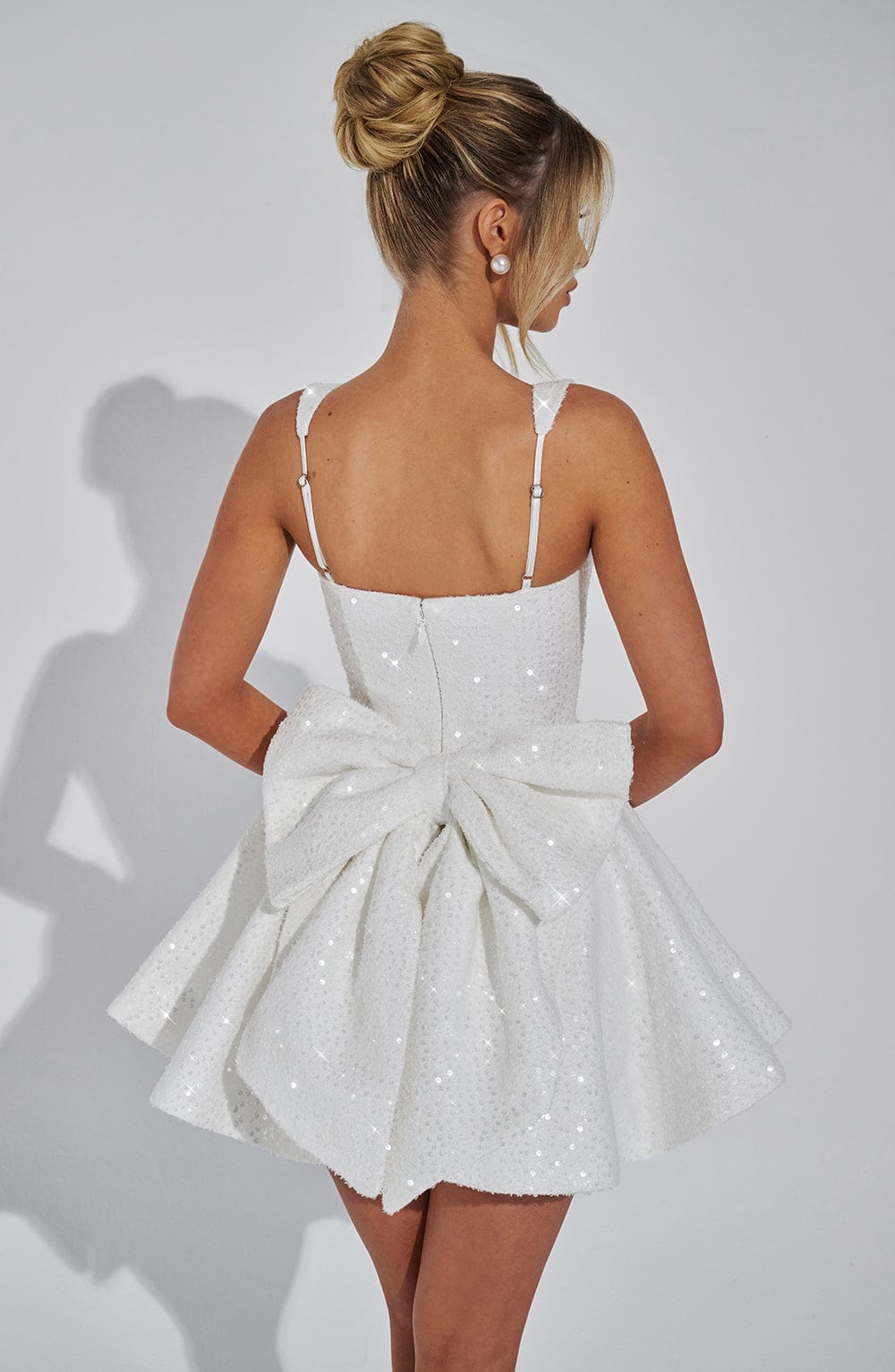Koriora | Robe Mini Blanche Pailletée à Nœud Élégante Dorothy