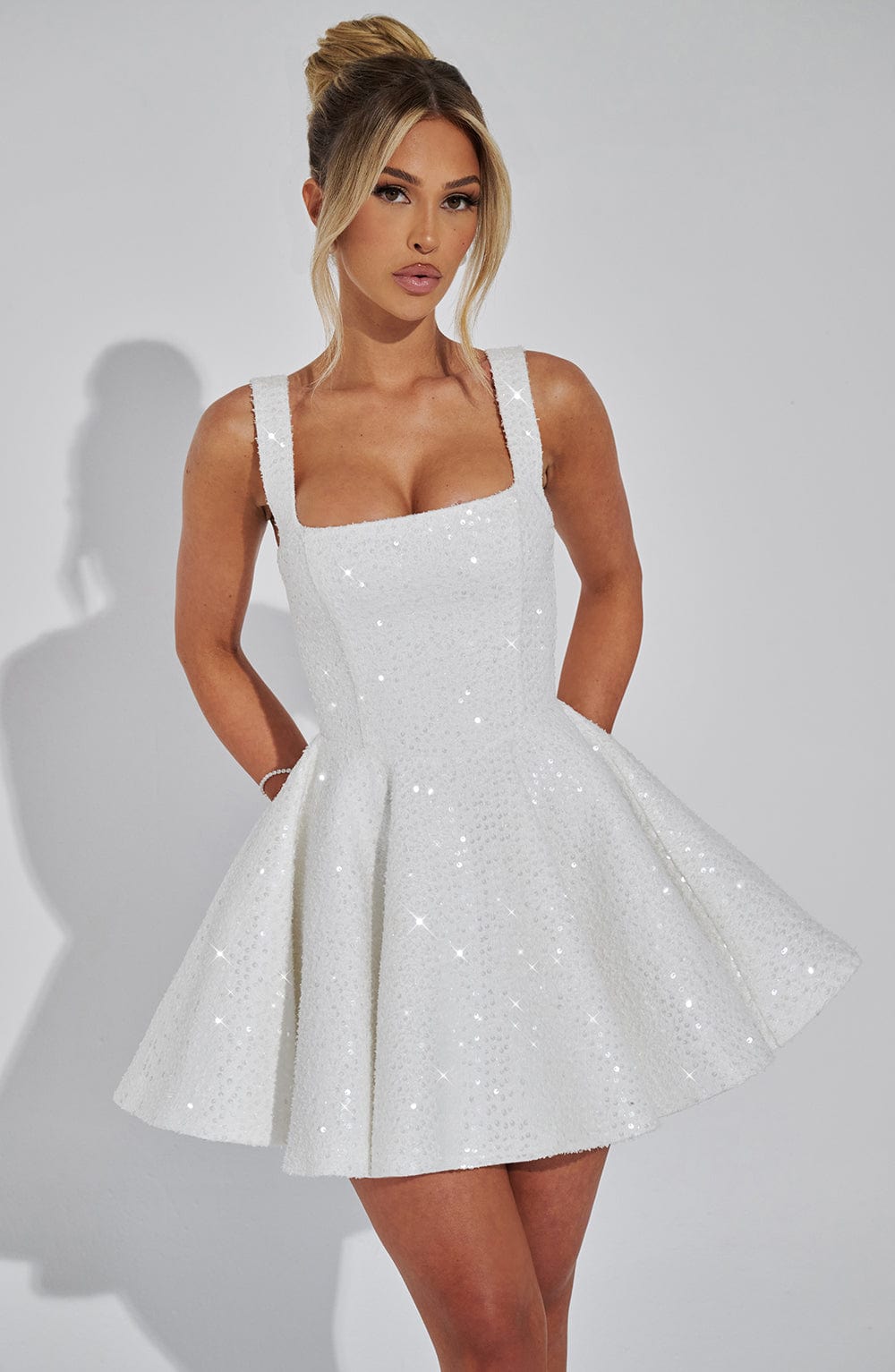 Koriora | Robe Mini Blanche Pailletée à Nœud Élégante Dorothy
