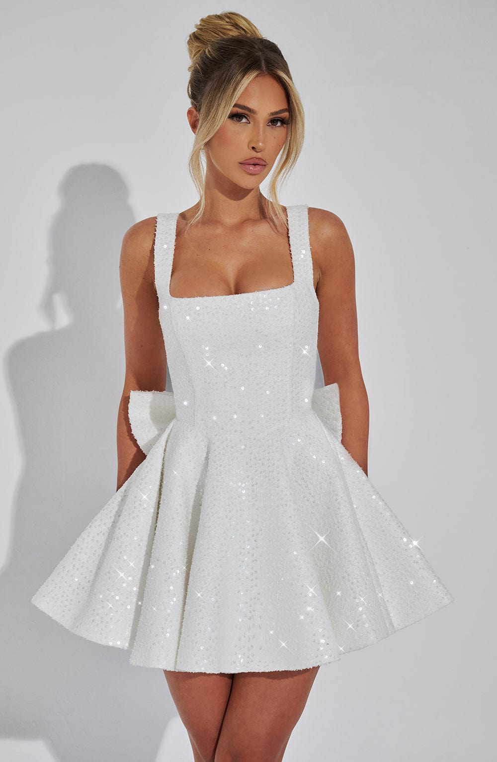 Koriora | Robe Mini Blanche Pailletée à Nœud Élégante Dorothy