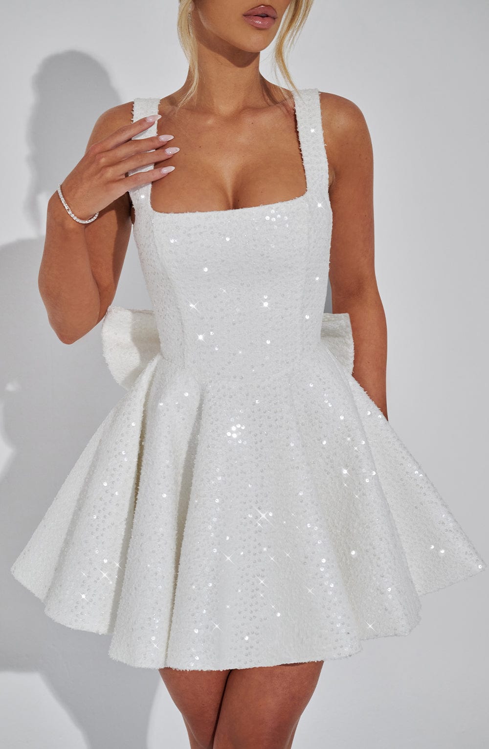 Koriora | Robe Mini Blanche Pailletée à Nœud Élégante Dorothy