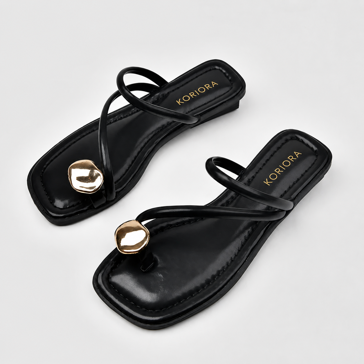 Koriora | Sandales Plates Entredoigt Minimaliste — Détail Doré Été