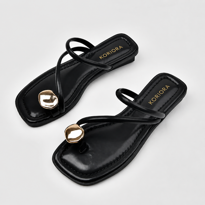 Koriora | Sandales Plates Entredoigt Minimaliste — Détail Doré Été