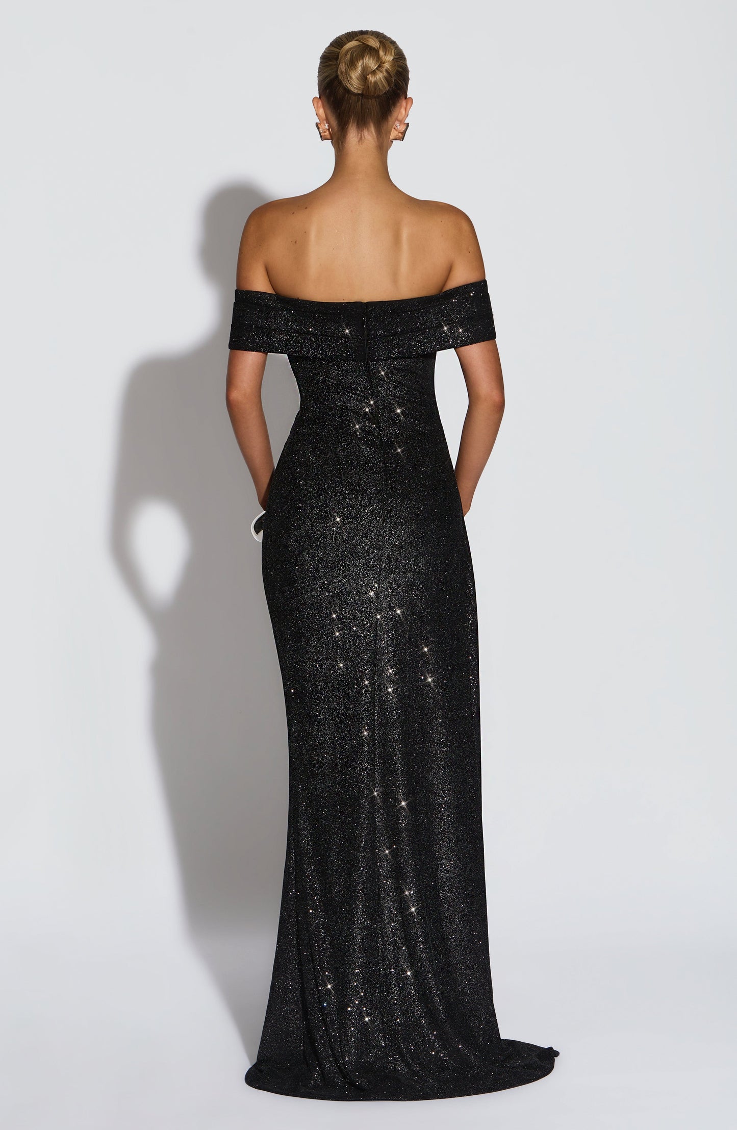 Koriora | Robe Maxi Pailletée Kelly — Bardot Élégant & Fente Haute Glamour