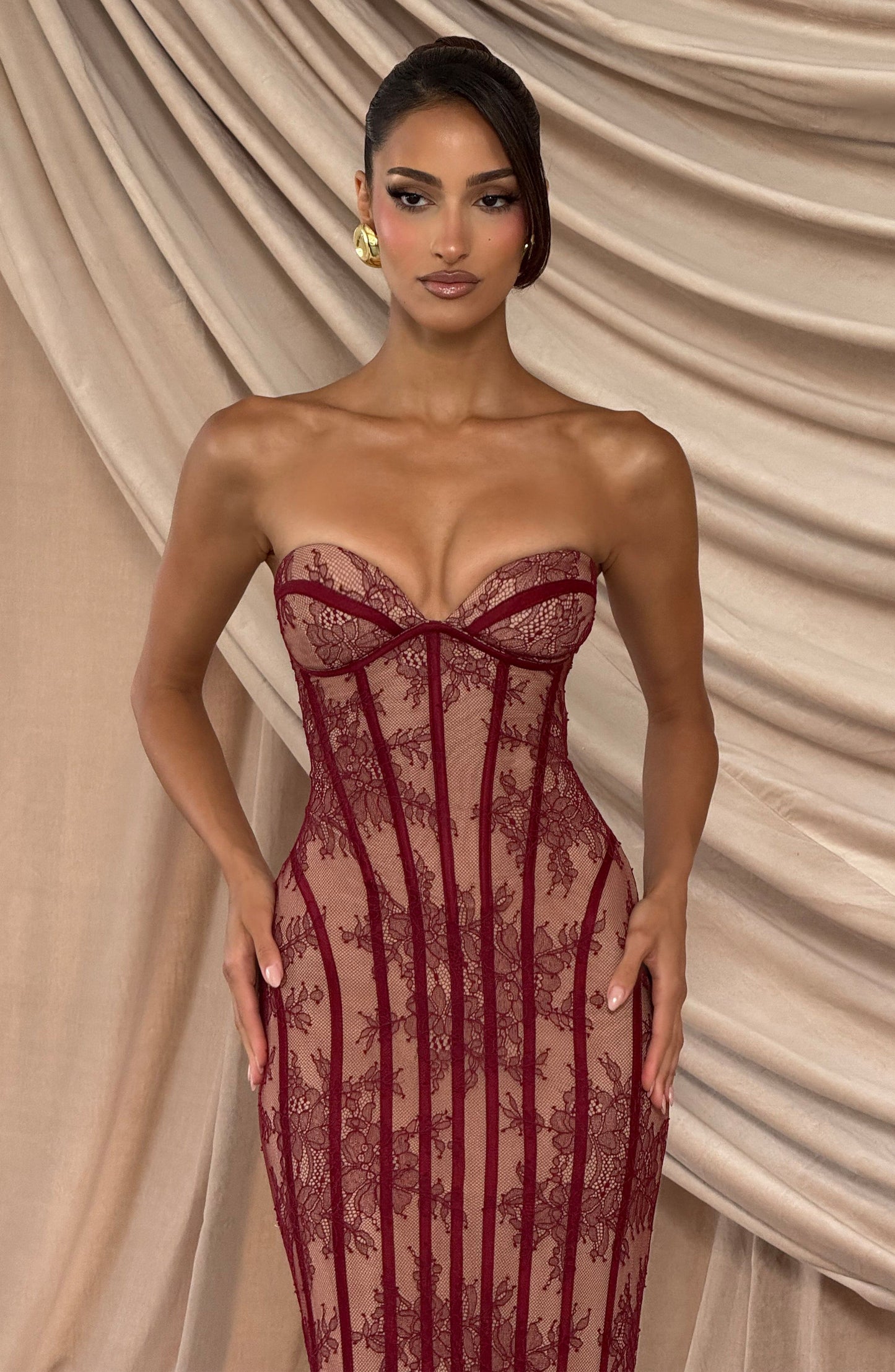 Koriora | Robe Maxi Mina — Corset Dentelle & Colonne Élégante Dos Lacé